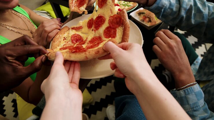 Persona che offre fast food