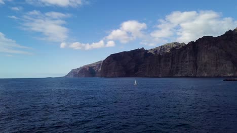 Einsames-Segelboot-Auf-Der-Meereslandschaft-Des-Blauen-Ozeans-In-Los-Gigantes-Ist-Ein-Ferienort-Auf-Der-Kanarischen-Insel-Santiago-Del-Teide-Auf-Teneriffa