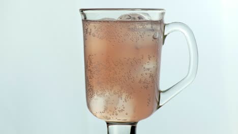 Edles-Glas-Mit-Weißem-Hintergrund-Und-Kohlensäurehaltigem-Rosenwasser-Mit-Eis