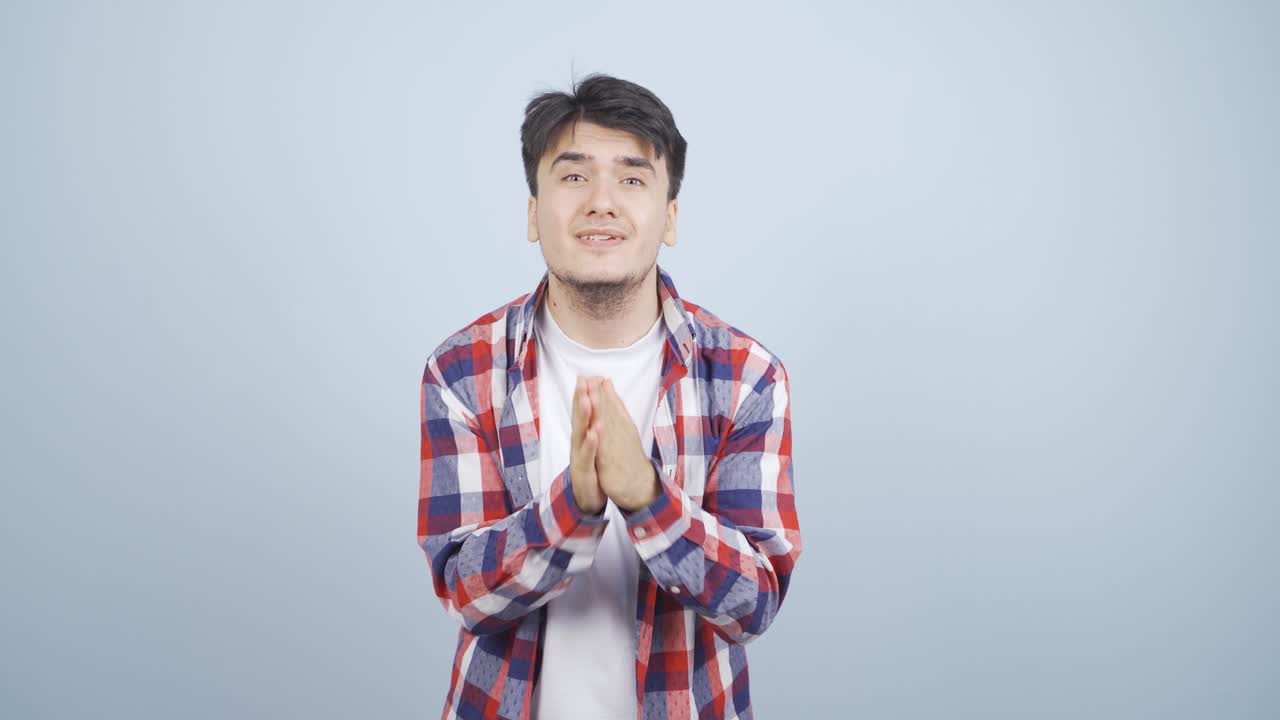 카메라를 바라보며 사과하는 남자