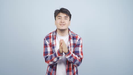 카메라를 바라보며 사과하는 남자