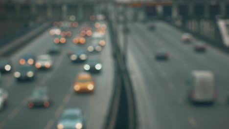 vista superior en una concurrida autopista de la ciudad desenfocada