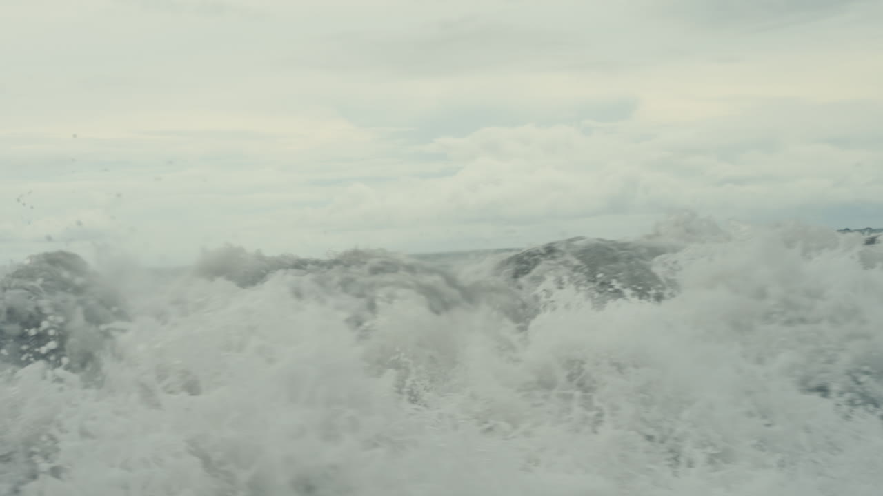 해안에 부히는 파도