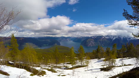 la hermosa naturaleza de noruega, el fiordo de sogne.