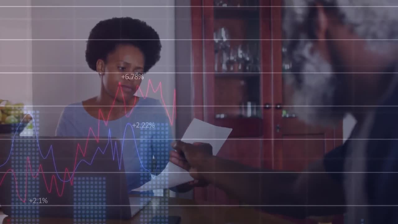 animação de processamento de dados financeiros sobre pai e filha afro-americanos lendo documentos