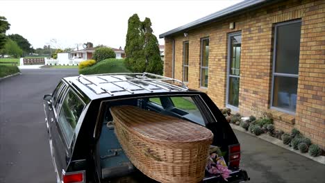 Primer-Plano-De-Un-Ataúd-Fúnebre-En-Un-Coche-Fúnebre-O-Capilla-O-Entierro-En-El-Cementerio