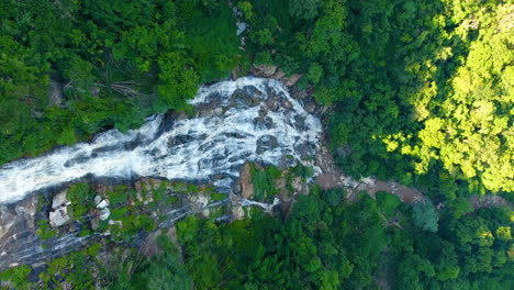 Luftaufnahme-Des-Maeya-Wasserfalls,-Thailand