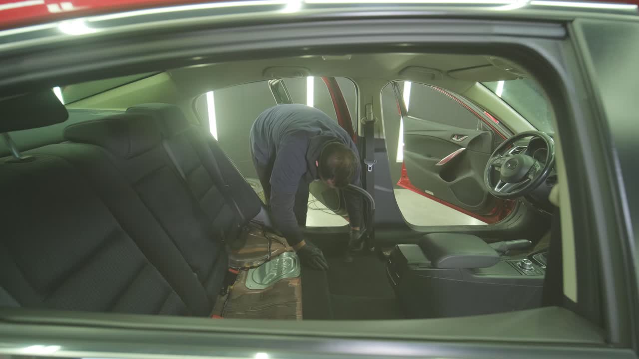 전문적인 자동차 청소. 샤워. 인테리어 세부 사항. 자동차 인테리어를 건조 청소 및 세부 사항; 깊은 좌석 청소; 자동차 세탁에서 거품을 는; 먼지에서 자동차 패널을 청소하는; 진공청소기