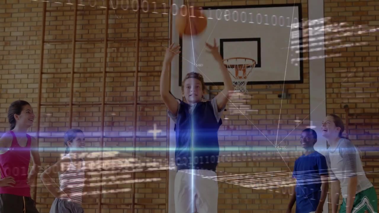Ragazzo adolescente che lancia la palla da basket, tirando a canestro mentre la telecamera traccia le sovrapposizioni nell'allenamento sportivo