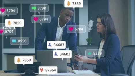 Animación-De-íconos-De-Notificación-Con-Números-Cambiantes-Sobre-Diversos-Compañeros-De-Trabajo-Que-Discuten-Informes.