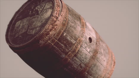 viejo barril de madera oxidado clásico