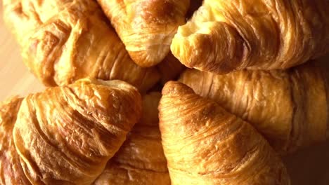concepto de alimentos para la rotación de croissants