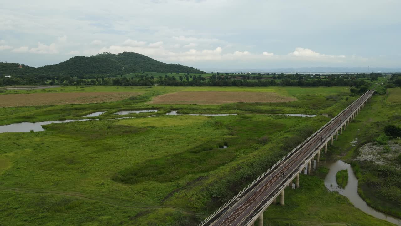 언덕 나무, 농지 및 고가 철도, muak klek, saraburi, thailand와 함께 수평선을 향한 각진 항공 영상
