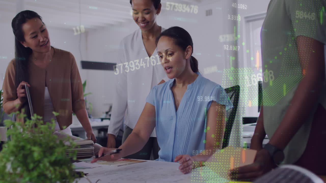animação do processamento de dados financeiros sobre diversos colegas a discutir um plano no escritório.