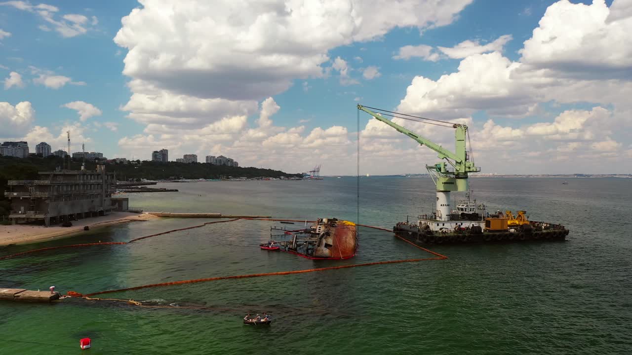 operación de rescate de un naufragio en aguas costeras