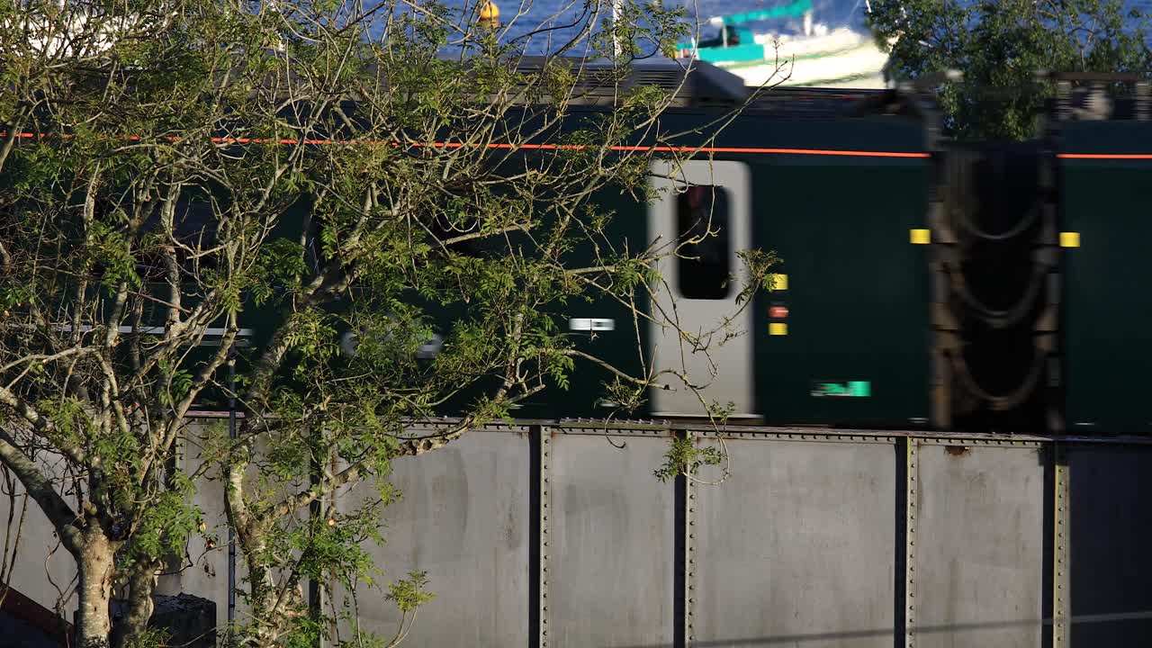 그레이트 웨스턴 철도 열차는 로열 앨버트 다리를 건너 콘월 솔타시에 도착하는 측면 전망을 제공합니다.