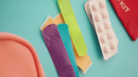 botiquín de primeros auxilios con vendajes y pastillas