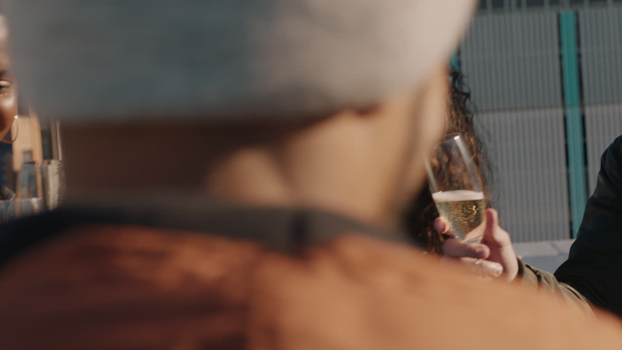 un gruppo di amici felici che festeggiano su un tetto fanno un brindisi bevono champagne si godono la celebrazione della riunione nel fine settimana una riunione sociale