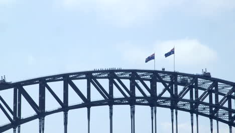 Grupo-De-Personas-Recorren-Y-Suben-El-Puente-Del-Puerto-De-Sydney