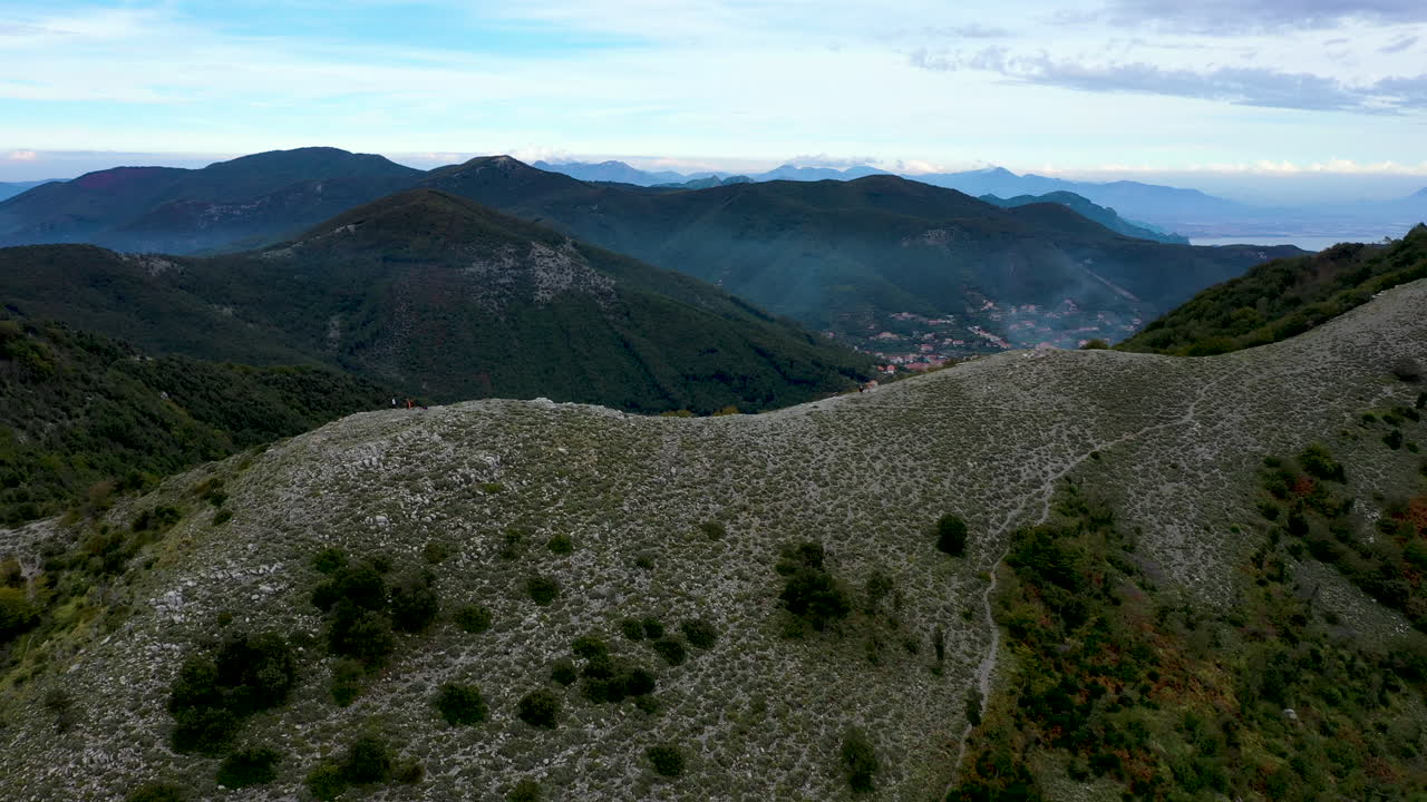 excursionistas en las montañas de ravello, italia