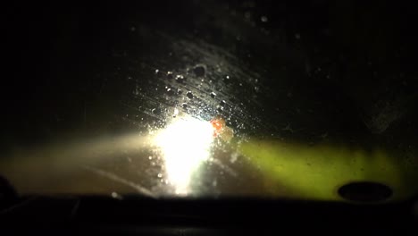 在下雨時在夜晚開車,用風玻璃擦拭器