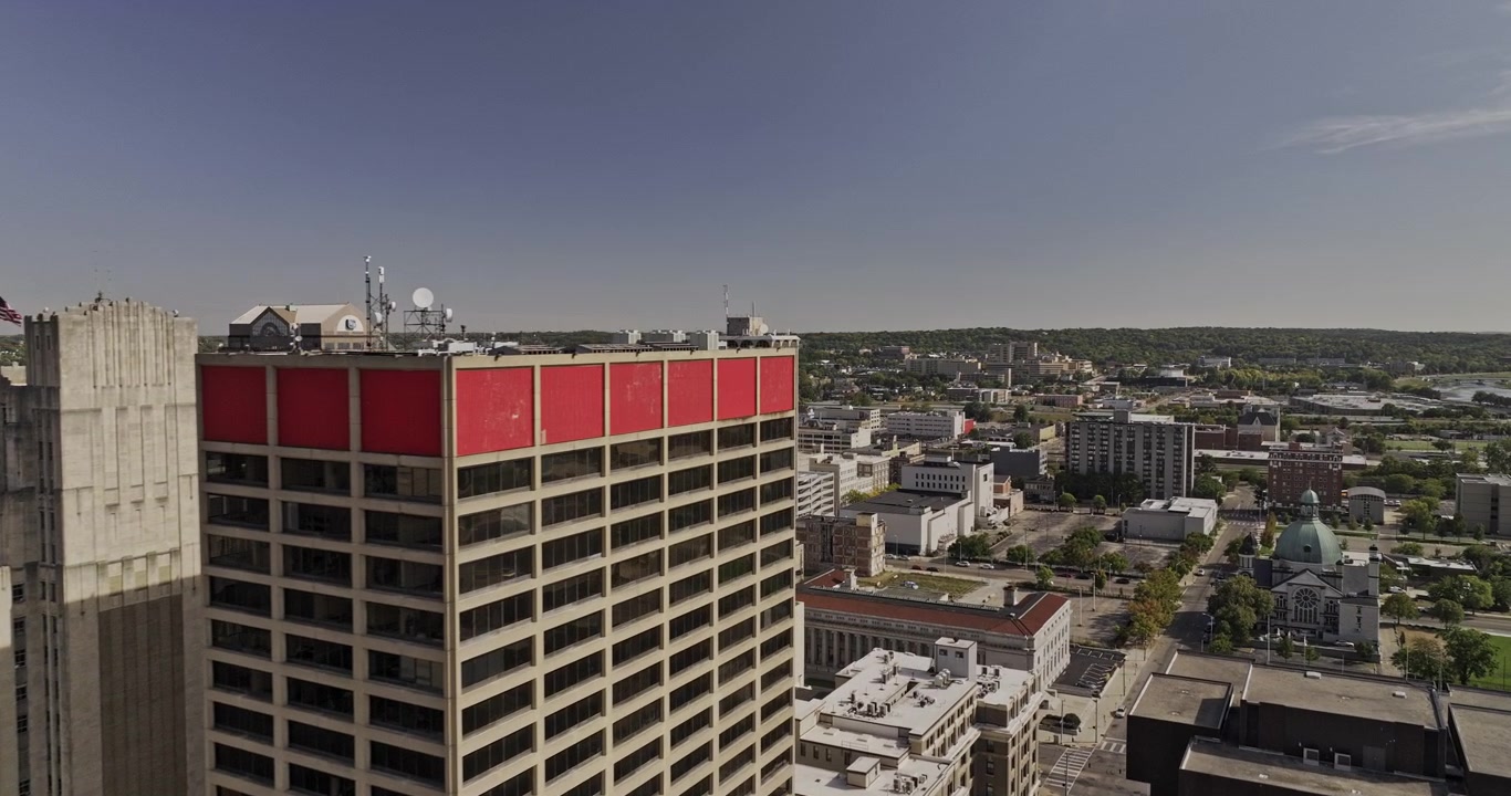 Dayton, Ohio, Aérea v6: sobrevoo baixo sobre o centro da cidade em direção a Midtown e ao Distrito de Oregon em um dia claro – Filmado com Mavic 3 Pro Cine – 21 de setembro de 2023