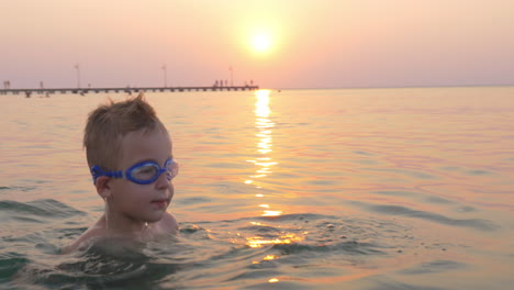 Niño-Aprendiendo-A-Bucear-En-El-Mar