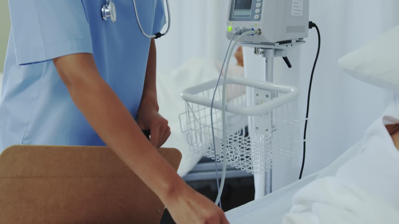 vista lateral de una mujer médica afroamericana hablando con una paciente femenina en el pabellón del hospital 4k