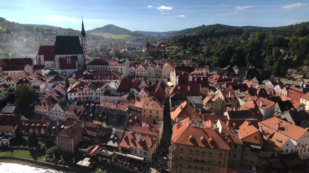 Vista da Torre do Castelo com movimento ascendente da ponte até o centro da cidade de Český Krumlov.