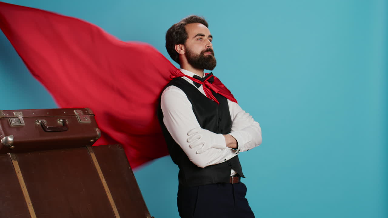 trabajador de hotel con manto rojo