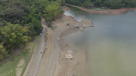 gente en la presa de hatillo y el embalse natural en la república dominicana