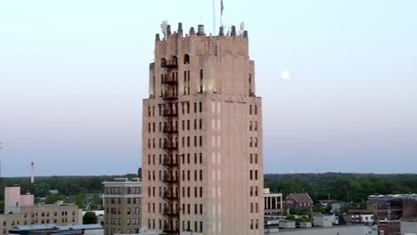 Jackson,-Michigan,-Horizonte-Del-Centro-De-La-Ciudad-Con-Video-De-Drones-De-Cerca-Moviéndose-De-Izquierda-A-Derecha