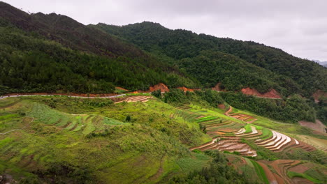 motocicletas conduciendo en el paisaje vietnamita, ha giang loop, vietnam