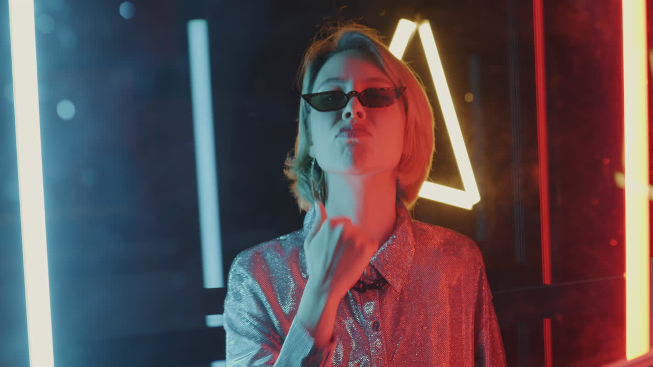 стильная женщина в неоновых огнях