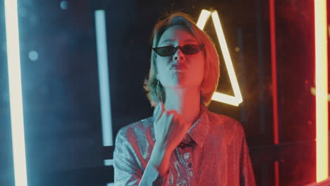 mujer elegante con luces de neón
