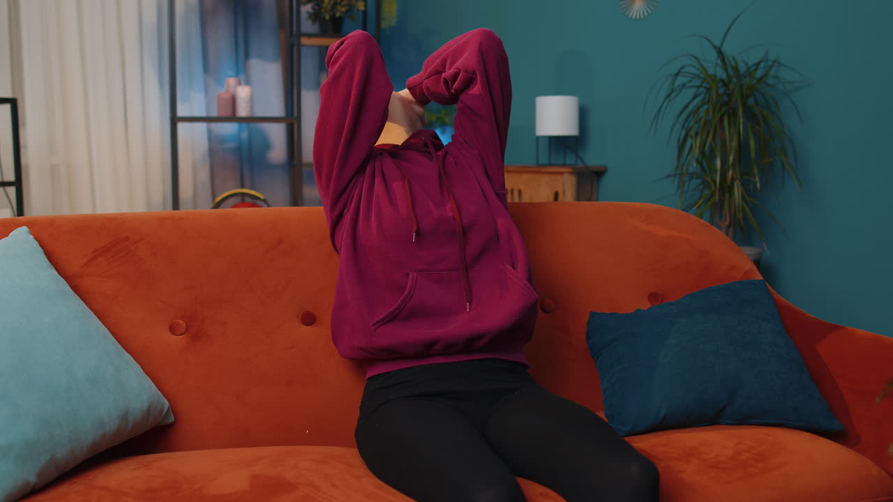 mujer furiosa grita de estrés problemas de tensión pánico horror desesperanza miedo sorpresa shock