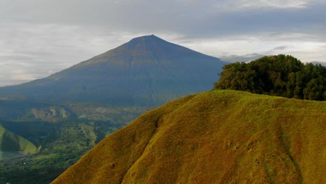 Luftaufnahme,-Die-Sich-Vorwärts-Bewegt,-Menschen,-Die-Den-Pergasingan-Hügel-Wandern,-Malerische-Aussicht-Auf-Den-Berg