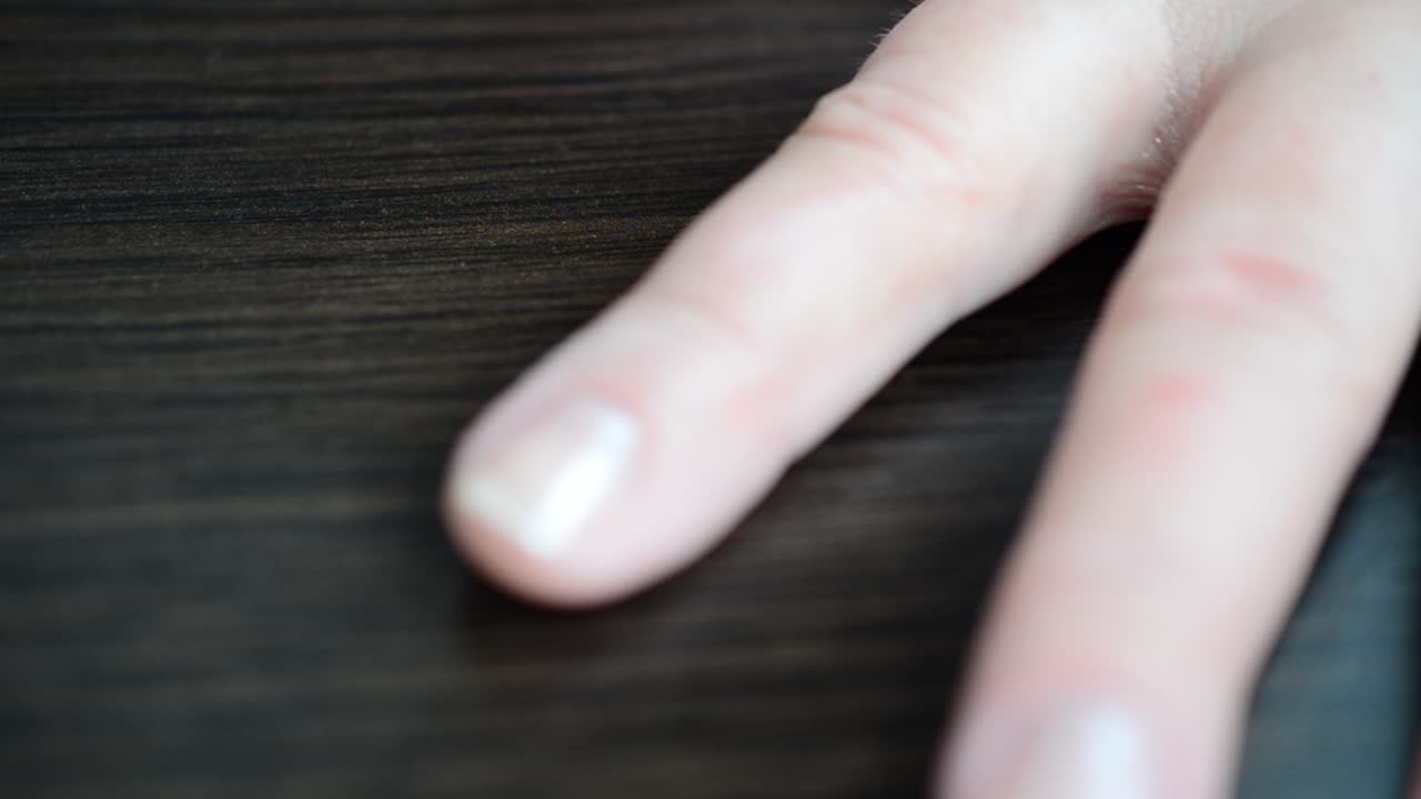 We paint nails. Female hand