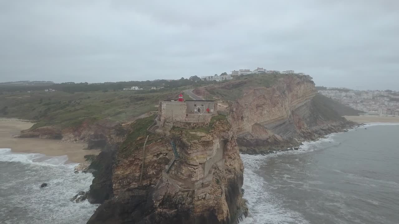 un lugar icónico en la costa atlántica, la meca del surf de grandes olas. vista del faro de nazare en el cañón norte de la zona, lugar con las olas más grandes de europa, nazare, portugal