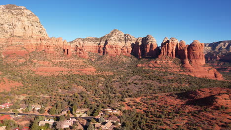 Vista-Aérea,-Rocas-Rojas-De-Sedona-Arizona-Usa-Formaciones-Escénicas-Sobre-Comunidad-Residencial,-Disparo-De-Drone