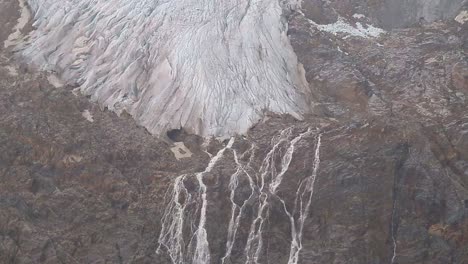 Teleaufnahme-Vieler-Kleiner-Flüsse,-Die-Sich-Aus-Dem-Geschmolzenen-Wasser-Eines-Abgelegenen-Alpengletschers-Bilden