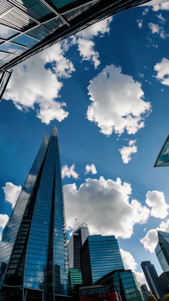 Grattacieli moderni che si ergono verso un cielo azzurro nuvoloso