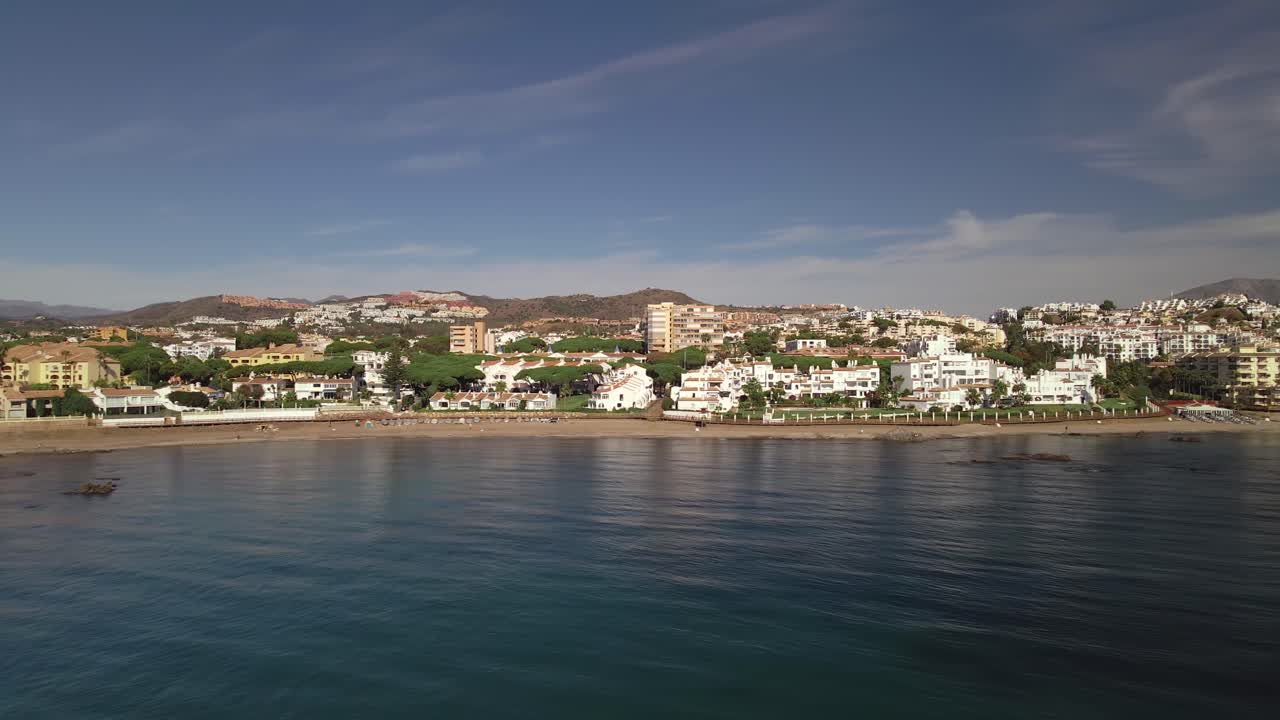 vista aérea de la costa de la ciudad moviéndose hacia los lados