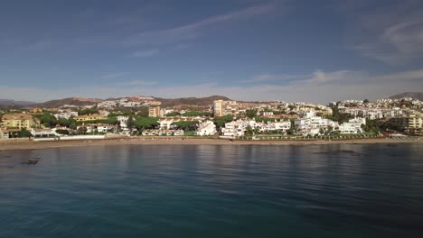 vista aérea de la costa de la ciudad moviéndose hacia los lados