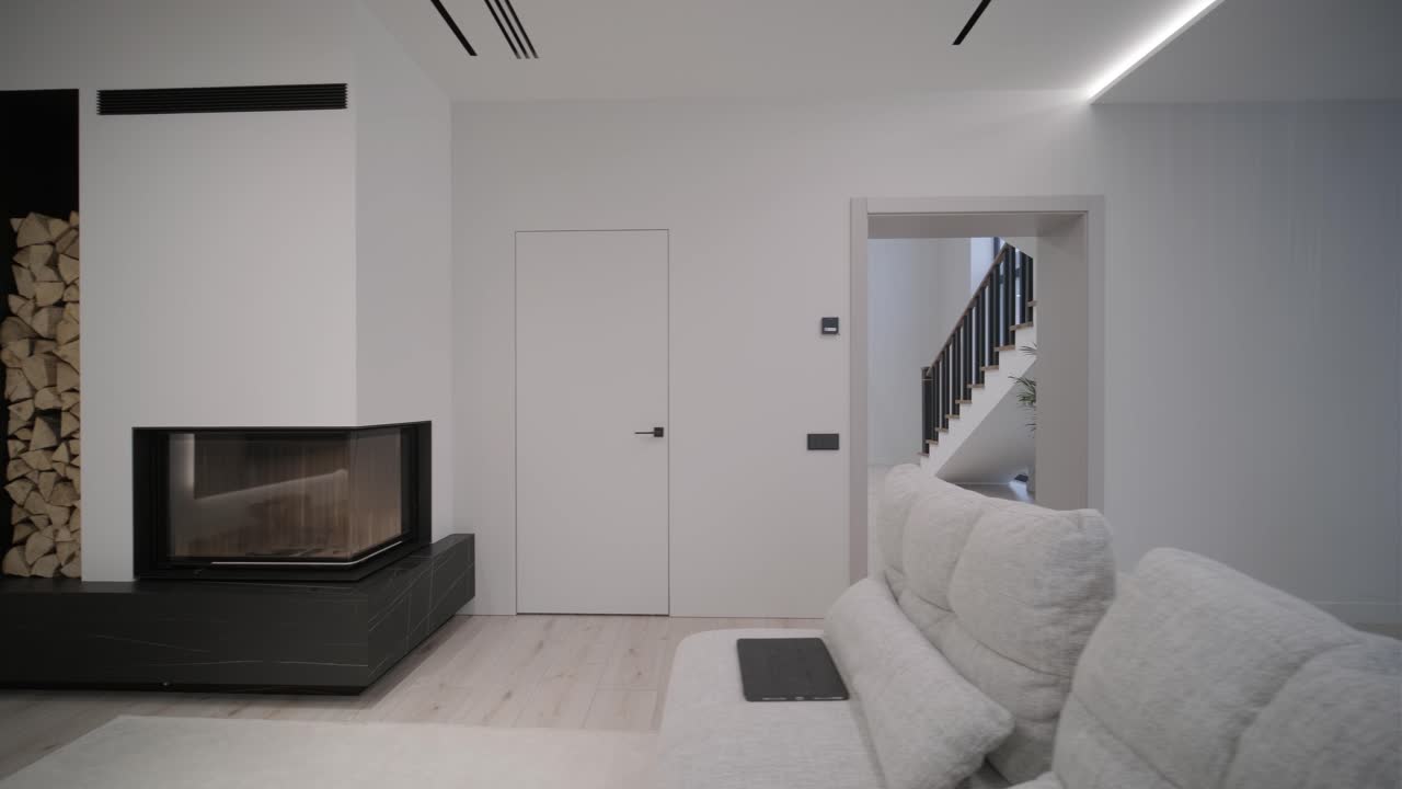 sala de estar minimalista moderna con una chimenea elegante, almacenamiento de leña apilado y paredes blancas limpias, que reflejan un ambiente sereno