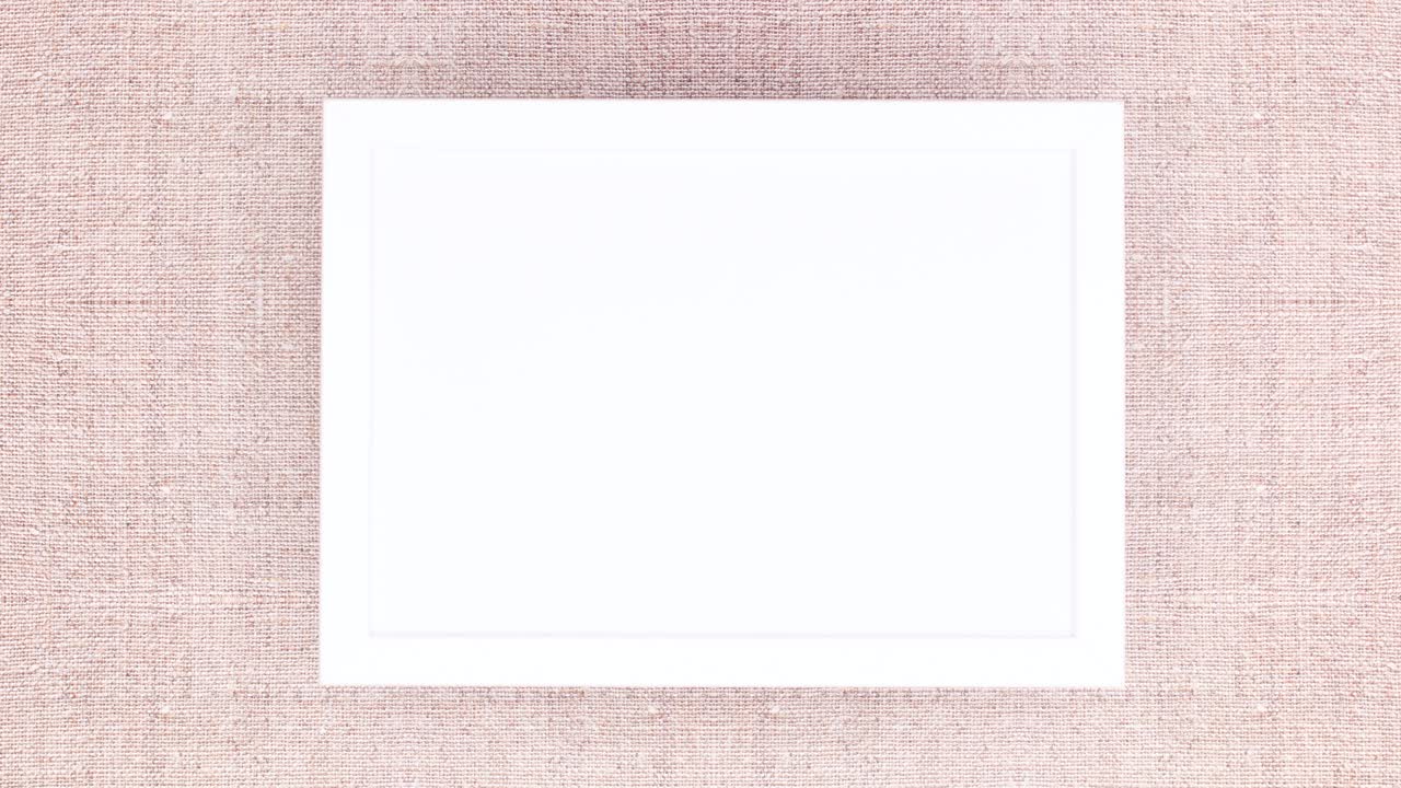 marco para el texto de navidad con ramas de pino y adornos de navidad azules.