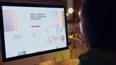 sitio web, investigación y pantalla de computadora con la mujer