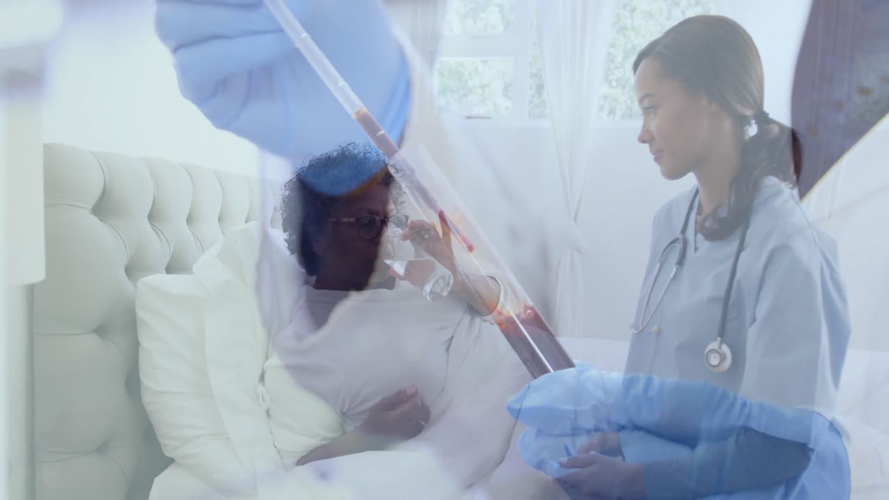 여성 의사 와 고령 여성 이 물 을 마시고 있는 시험관 을 들고 있는 과학자 의 애니메이션