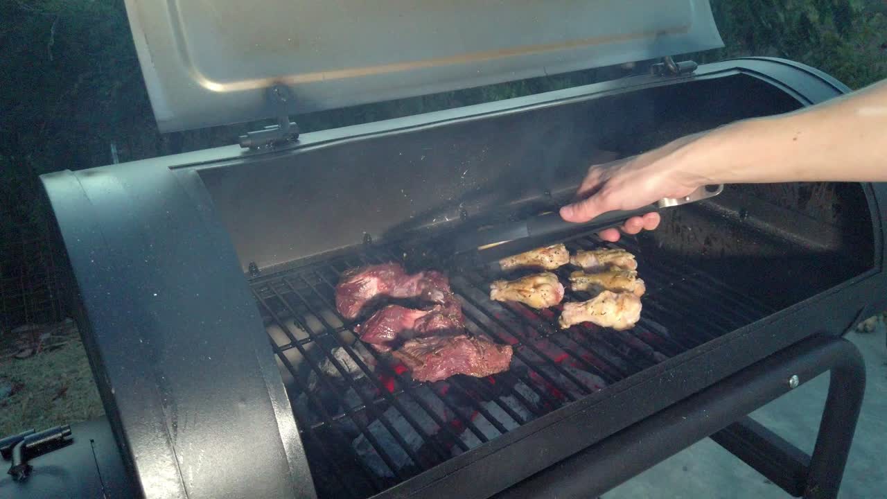 alitas de pollo en la barbacoa de verano