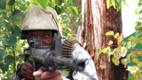 soldado militar de guardia con un rifle